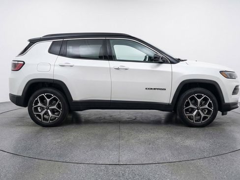 Used 2025 Jeep Compass Limited image 11