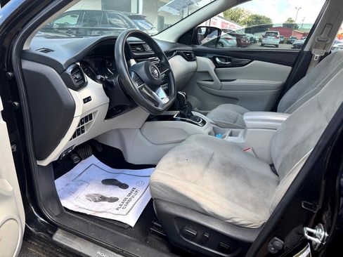 Used 2020 Nissan Rogue Sport SV image 3