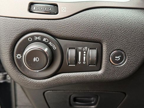 Used 2019 Jeep Cherokee Limited w/ Technology Group image 32