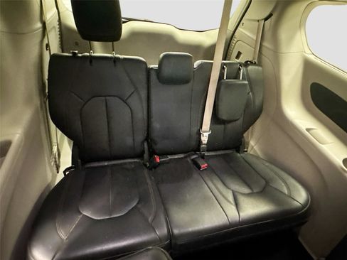 Used 2017 Chrysler Pacifica Touring-L image 26