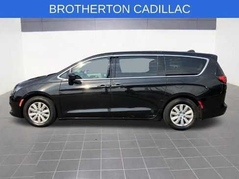 Used 2018 Chrysler Pacifica L FWD image 8