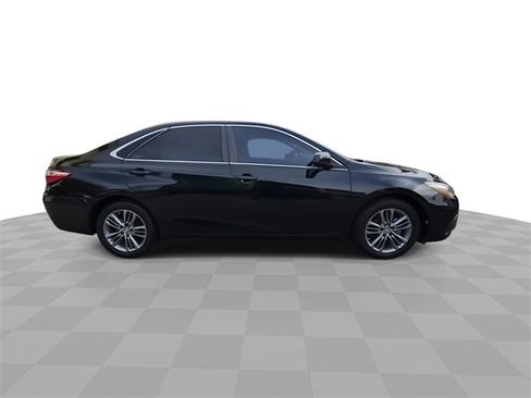 Used 2017 Toyota Camry SE image 9