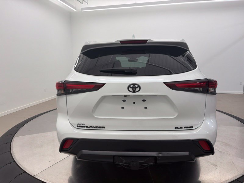 Used 2024 Toyota Highlander XLE AWD/4WD image 4