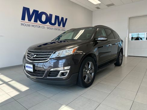 Used 2017 Chevrolet Traverse LT w/ Graphite Special Edition AWD/4WD image 2