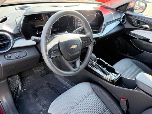 Used 2025 Chevrolet Trax LT FWD image 7