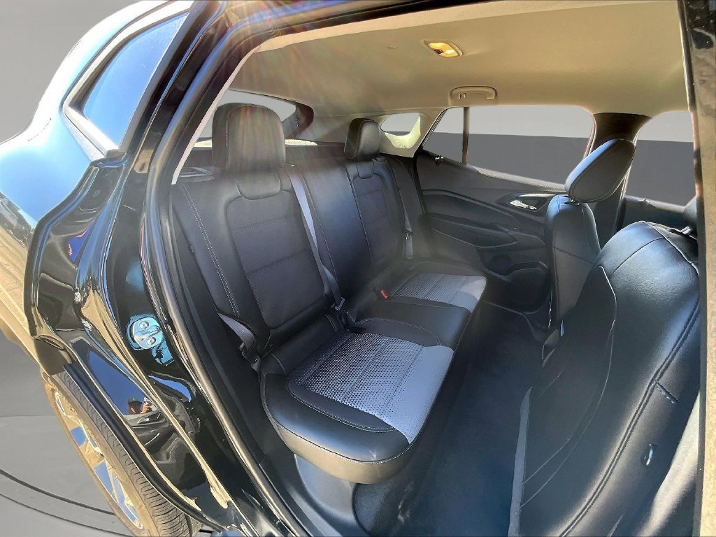 Used 2025 Chevrolet Trax LT FWD image 28