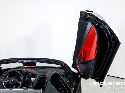 Used 2026 McLaren 750S Spider RWD image 18