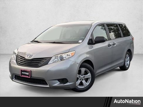 Used 2013 Toyota Sienna L image 1