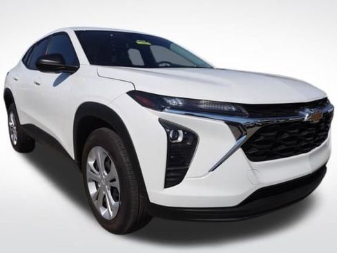 Certified 2025 Chevrolet Trax LS image 2