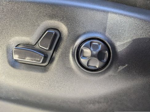Used 2024 Chrysler Pacifica Touring-L FWD image 22