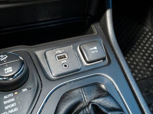 Used 2019 Jeep Cherokee Latitude Plus w/ Comfort/Convenience Group image 16