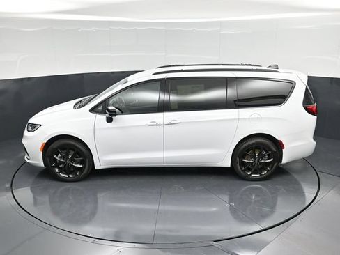New 2026 Chrysler Pacifica Select w/ S Appearance Package AWD/4WD image 48