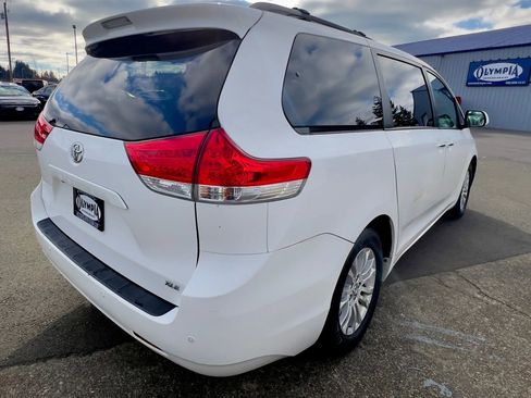 Used 2011 Toyota Sienna XLE w/ Premium Pkg image 8