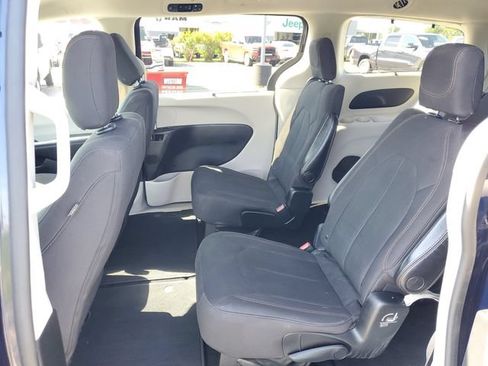 Used 2017 Chrysler Pacifica Touring Plus w/ Tire & Wheel Group FWD image 34