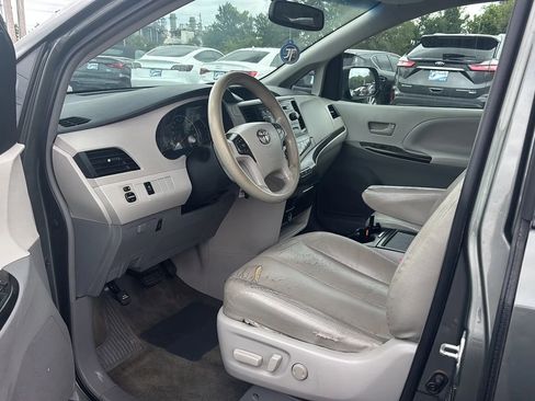 Used 2014 Toyota Sienna LE image 16