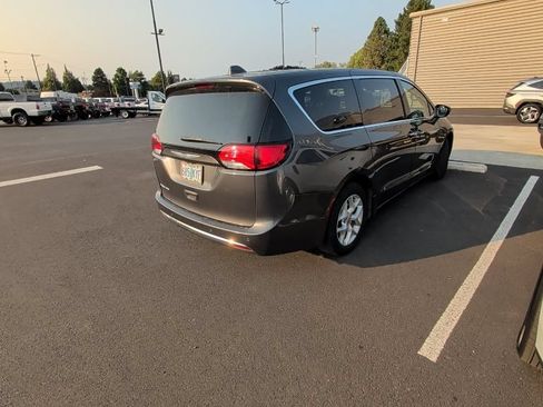 Used 2018 Chrysler Pacifica Touring Plus w/ Tire & Wheel Group FWD image 8