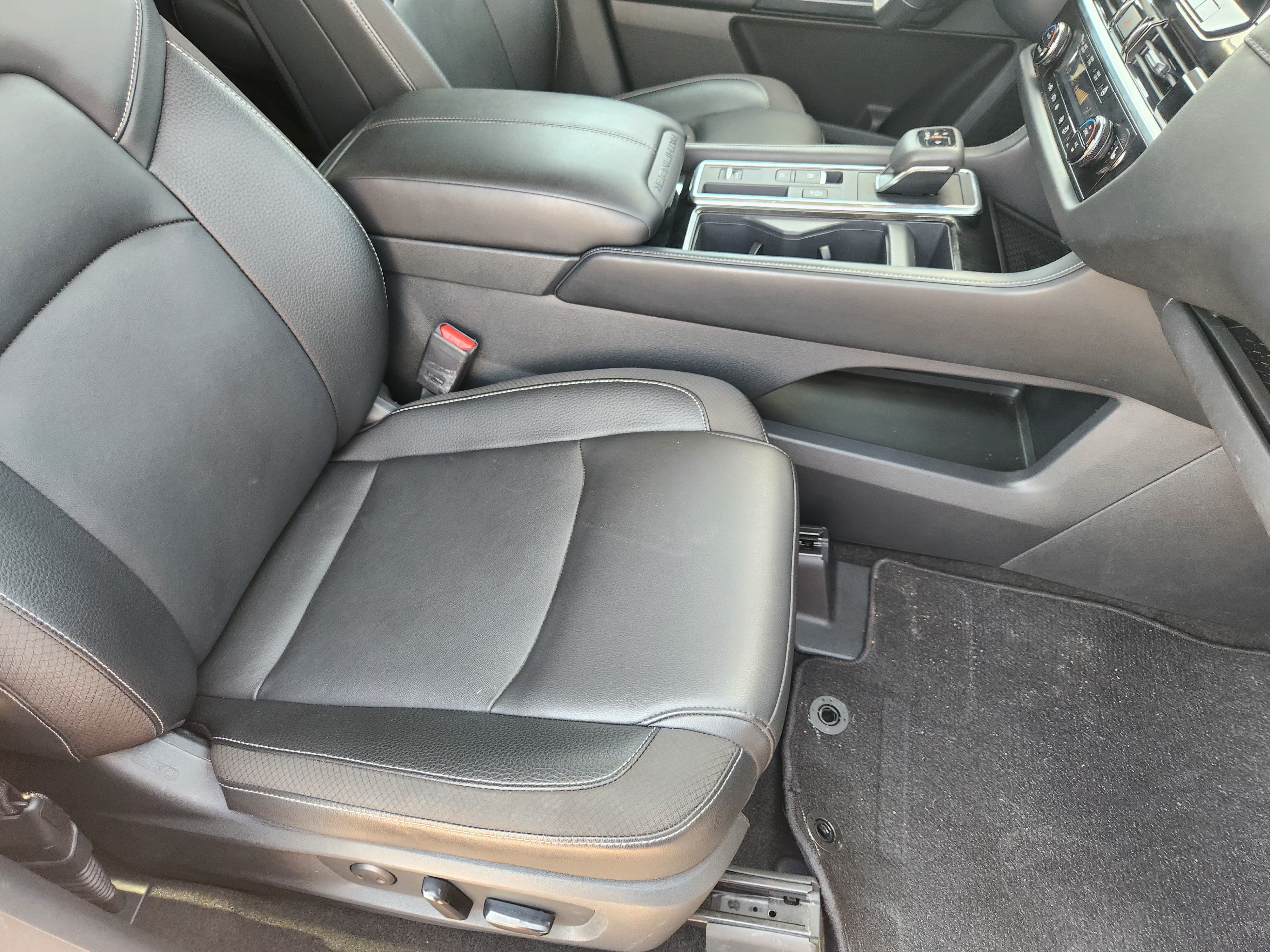 Used 2025 Nissan Pathfinder SL FWD image 14