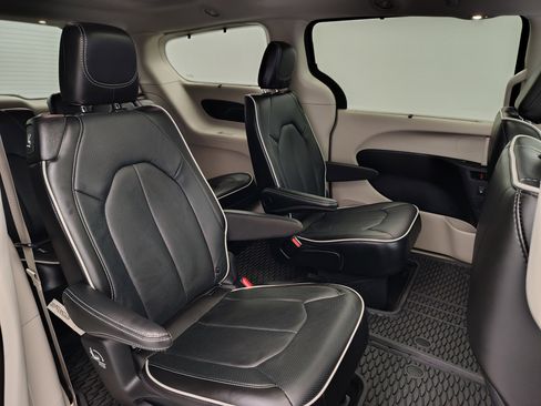 Used 2024 Chrysler Pacifica Limited w/ Trailer Tow Group image 31