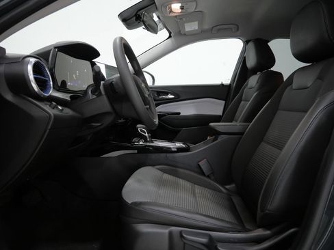 Used 2025 Chevrolet Trax LT FWD image 12