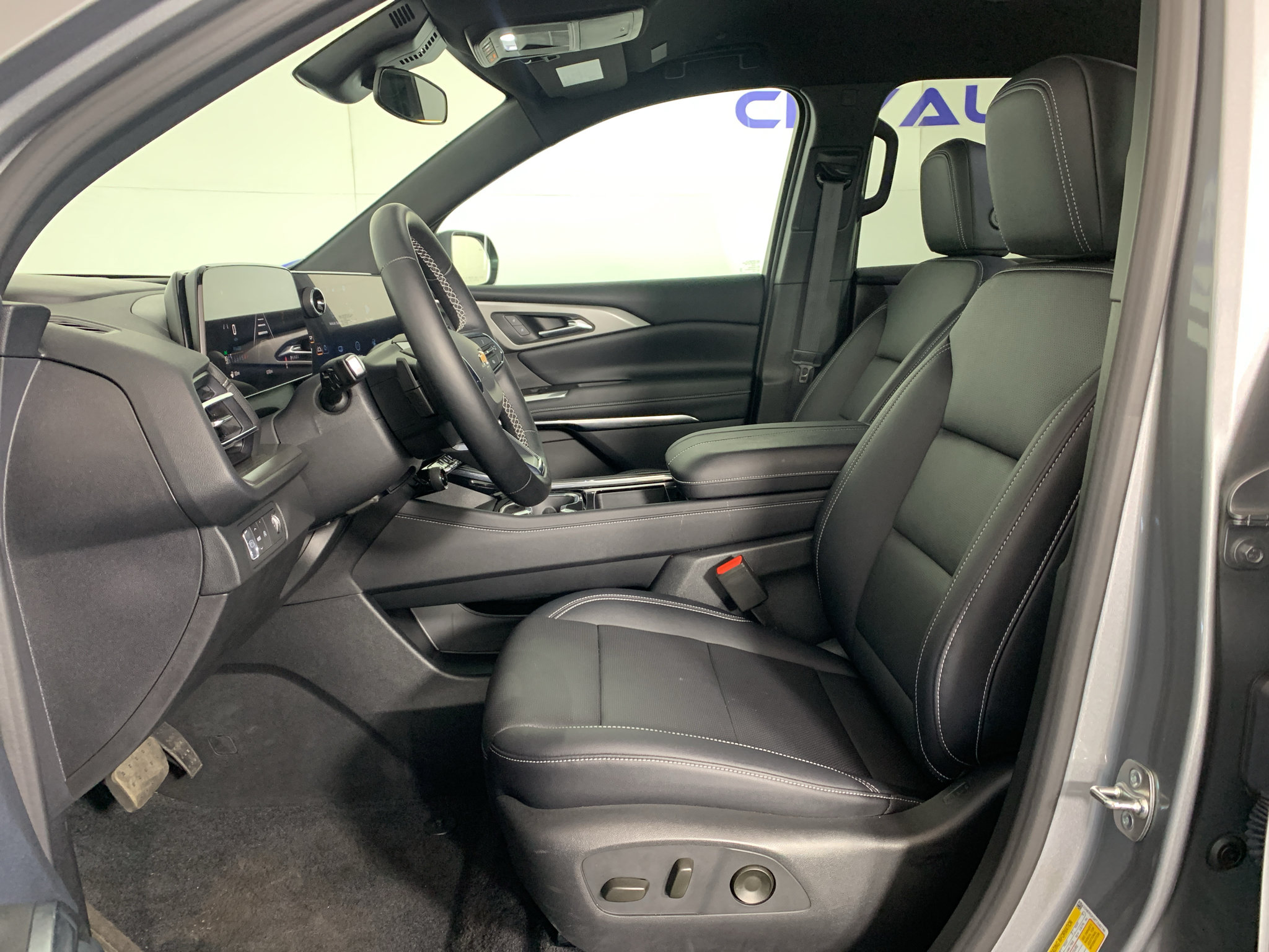 Used 2026 Chevrolet Traverse LT FWD image 15