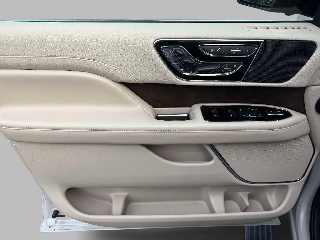 Used 2019 Lincoln Navigator Reserve w/ Cargo Package AWD/4WD image 23