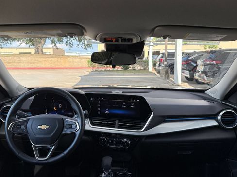 Used 2025 Chevrolet Trax LT w/ LT Convenience Package FWD image 33