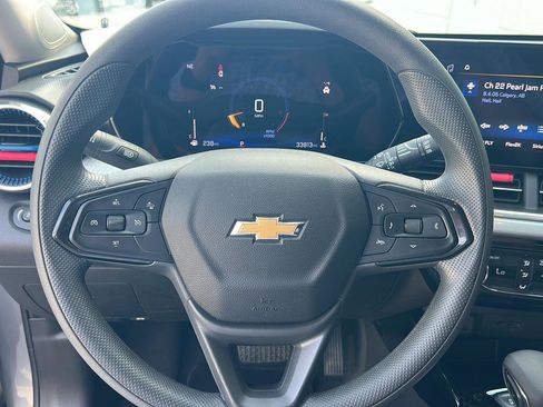 Used 2025 Chevrolet Trax LT image 19