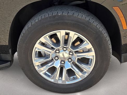 Used 2025 GMC Yukon XL Denali AWD/4WD image 12