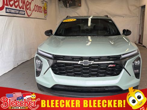 Used 2024 Chevrolet Trax RS FWD image 1