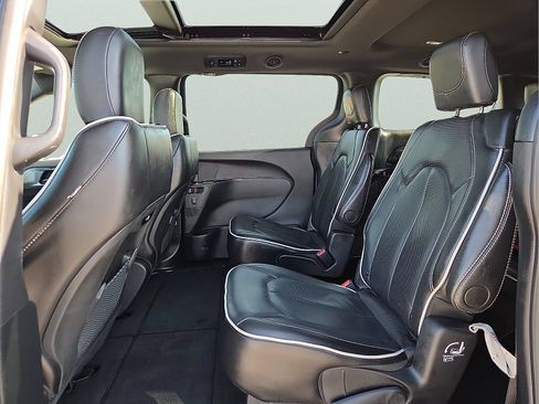 Used 2025 Chrysler Pacifica Limited FWD image 11