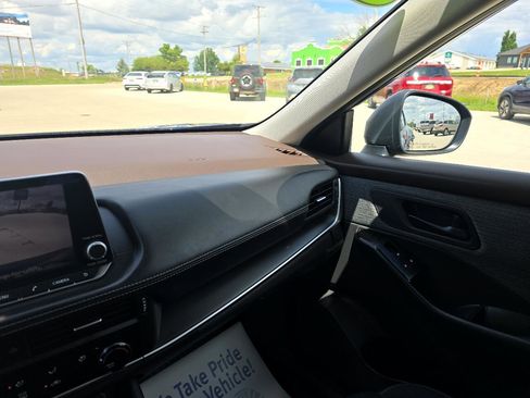 Used 2023 Nissan Rogue S image 30