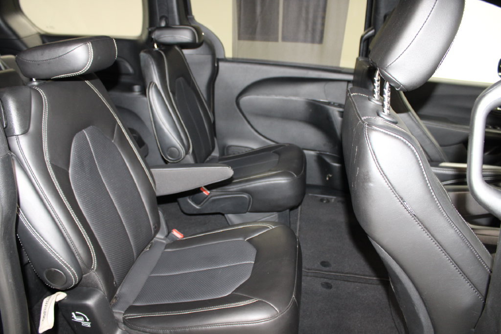Used 2025 Chrysler Pacifica Select FWD image 31