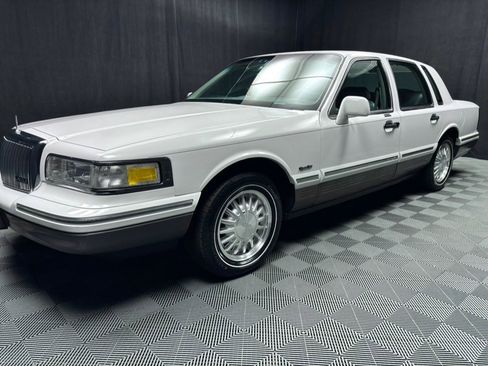Used 1997 Lincoln Town Car Signature image 16