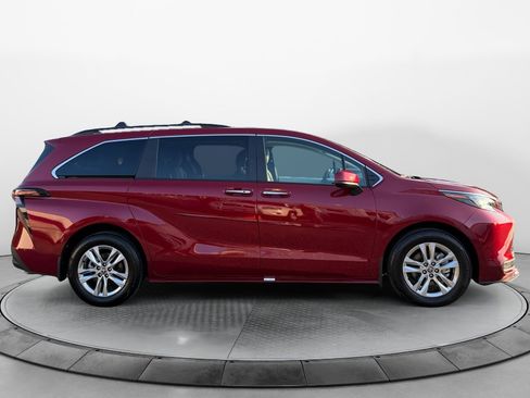 Certified 2026 Toyota Sienna XLE FWD image 8