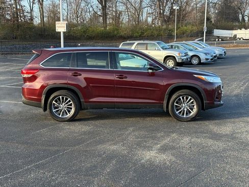 Used 2019 Toyota Highlander XLE image 2