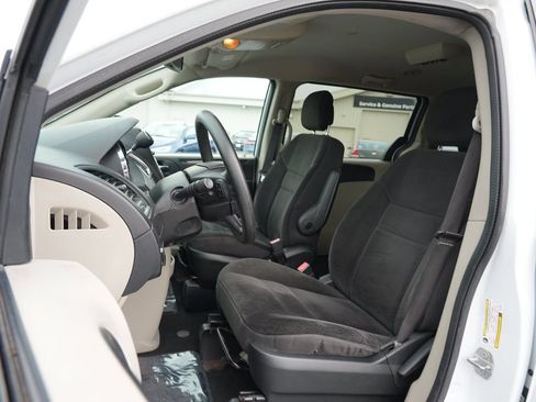 Used 2018 Dodge Grand Caravan SE w/ UConnect Hands-Free Group FWD image 10
