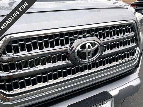 Used 2017 Toyota Tacoma TRD Sport image 30