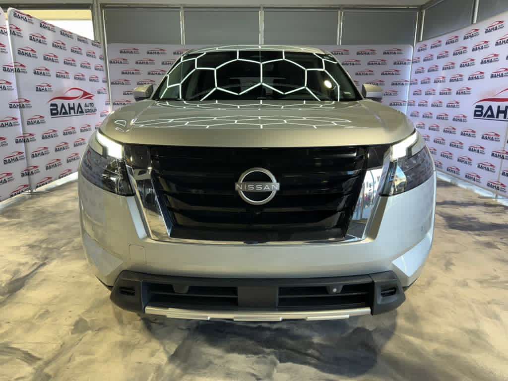 Used 2025 Nissan Pathfinder SL FWD image 3