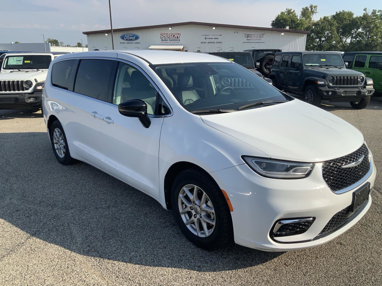 Used 2024 Chrysler Pacifica Touring-L FWD image 2