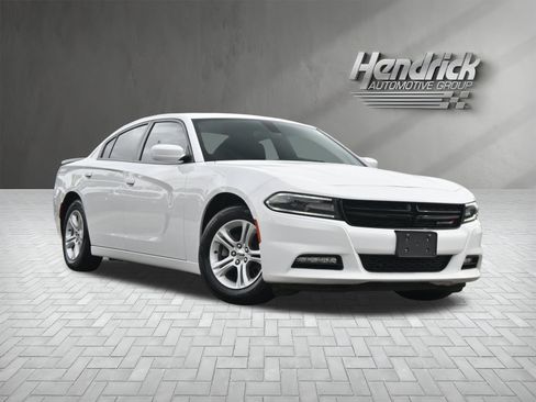 Used 2019 Dodge Charger SXT w/ Driver Confidence Group RWD image 2