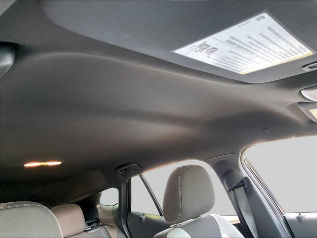 Used 2025 Chevrolet Trax RS FWD image 16