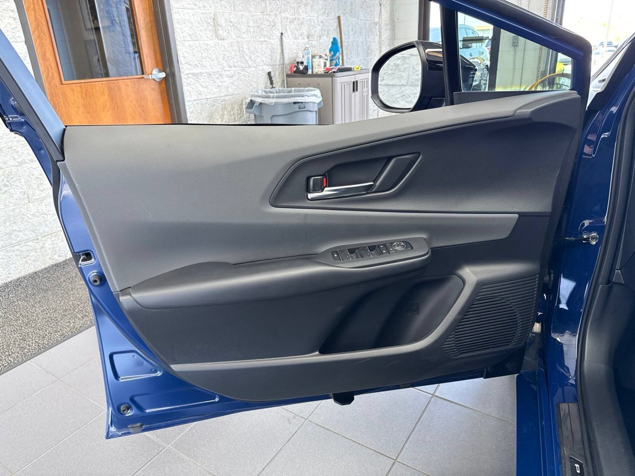 Used 2025 Toyota Prius XLE FWD image 34