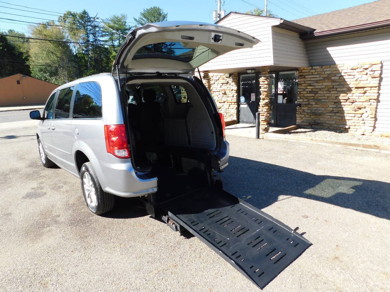 Used 2016 Dodge Grand Caravan SXT w/ Rear Park Assist Package FWD image 2