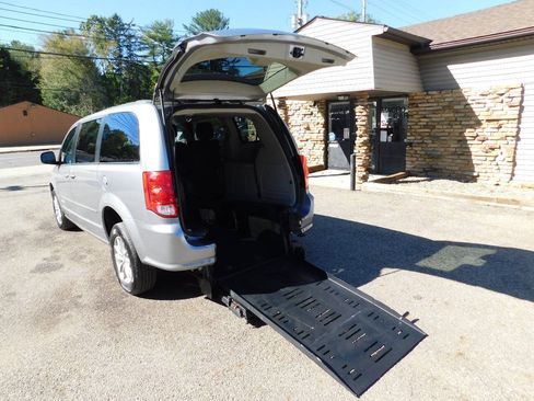 Used 2016 Dodge Grand Caravan SXT w/ Rear Park Assist Package FWD image 2