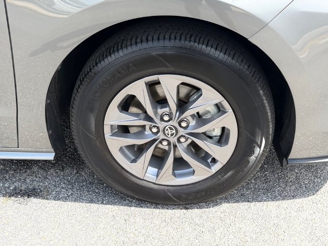 Certified 2026 Toyota Sienna XLE FWD image 9