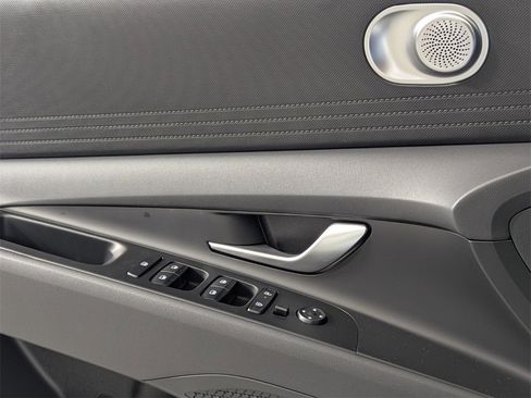 Certified 2025 Hyundai Elantra SE image 14