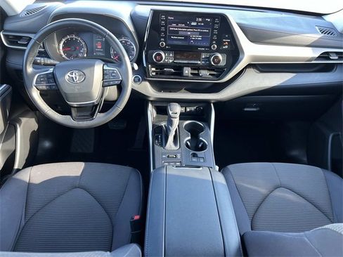 Used 2020 Toyota Highlander LE image 3