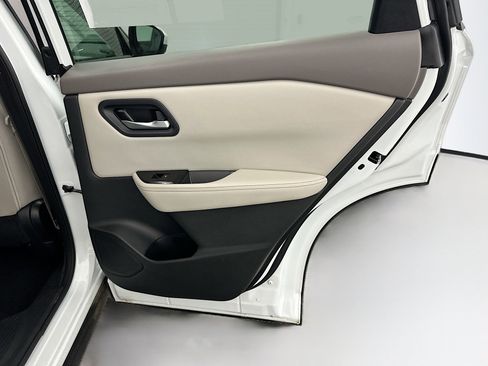 Used 2025 Nissan Rogue SV image 31