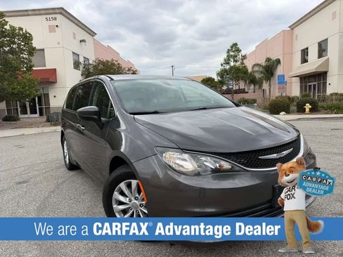 Used 2017 Chrysler Pacifica Touring w/ Tire & Wheel Group FWD image 1