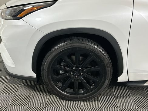 Used 2022 Toyota Highlander XLE FWD image 11